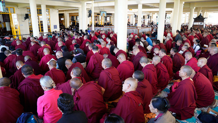 Một số trong số hơn 6.000 người tham dự ngày thứ ba của Pháp Hội đang lắng nghe Thánh Đức Đạt Lai Lạt Ma thuyết giảng tại Chùa Chính Tây Tạng ở Dharamsala, HP, Ấn Độ vào 5 tháng 10, 2018. Ảnh của Thượng toạ Tenzin Jamphel