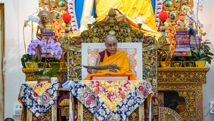 Thánh Đức Đạt Lai Lạt Ma đọc từ “Nhập Trung Quán Luận” của Ngài Nguyệt Xứng vào ngày thứ ba của Pháp Hội tại Chùa Tây Tạng Chính tại Dharamsala, HP, Ấn Độ vào 05 tháng 10, 2018. Ảnh của Thượng toạ Tenzin Jamphel