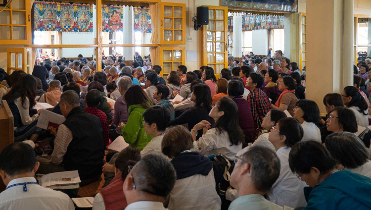 Các thành viên của khán giả đang theo dõi bản văn vào ngày cuối cùng của Pháp Hội của Thánh Đức Đạt Lai Lạt Ma tại Chùa Tây Tạng Chính tại Dharamsala, HP, Ấn Độ vào 6 tháng 10, 2018. Ảnh của Thượng toạ Tenzin Jamphel