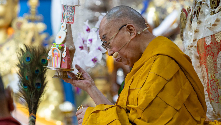 Thánh Đức Đạt Lai Lạt Ma ban Lễ Gia Trì Đức Quán Âm giải thoát chúng sanh khỏi mọi ác đạo vào ngày cuối cùng của Pháp Hội tại Chùa Tây Tạng Chính ở Dharamsala, HP, Ấn Độ vào 6 tháng 10, 2018. Ảnh của Thượng toạ Tenzin Jamphel
