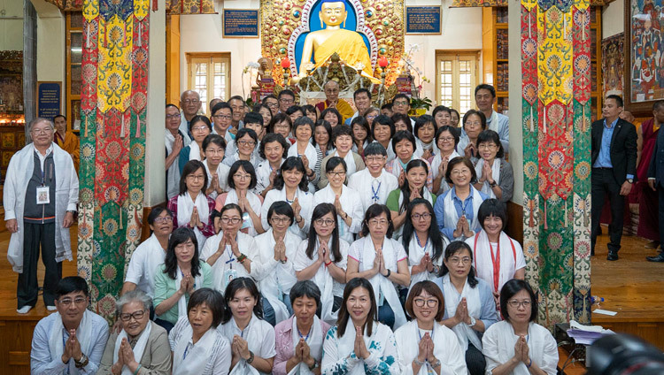 Một trong những bức ảnh nhóm với hơn 1.000 Phật tử Đài Loan đã tham dự Pháp Hội của Thánh Đức Đạt Lai Lạt Ma tại Chùa Chính Tây Tạng ở Dharamsala, HP, Ấn Độ vào 6 tháng 10, 2018. Ảnh của Thượng toạ Tenzin Jamphel