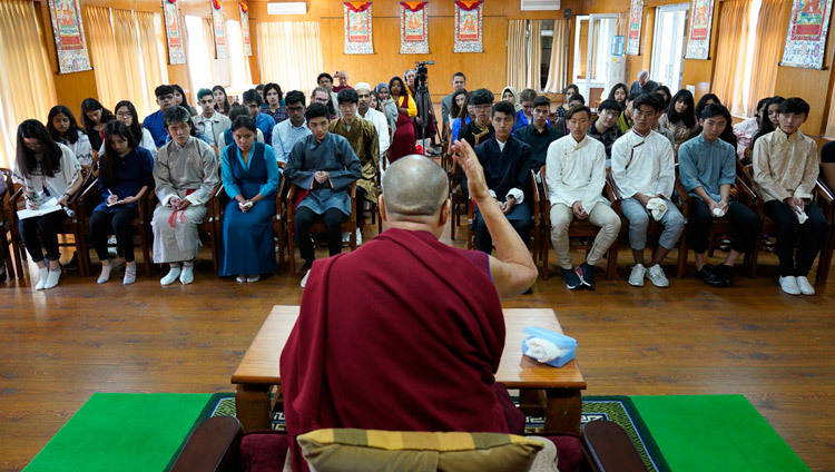 Thánh Đức Đạt Lai Lạt Ma nói chuyện với các học sinh từ trường Woodstock tại Hội trường bên cạnh văn phòng của Ngài ở Dharamsala, HP, Ấn Độ vào 11 tháng 10, 2018. Ảnh của Thượng Toạ Tenzin Jamphel