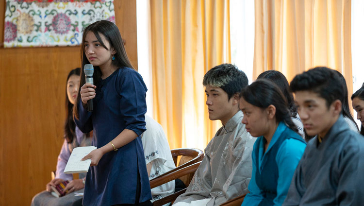 Thánh Đức Đạt Lai Lạt Ma trả lời một câu hỏi từ phía khán giả trong cuộc trò chuyện với các sinh viên từ trường Woodstock tại Dinh thự của Ngài ở Dharamsala, HP, Ấn Độ vào 11 tháng 10, 2018. Ảnh của Thượng toạ Tenzin Jamphel