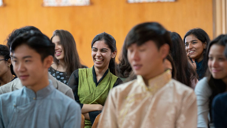 Các thành viên của khán giả phản ứng bằng tiếng cười với những lời bình luận của Thánh Đức Đạt Lai Lạt Ma trong cuộc trò chuyện với các sinh viên từ trường Woodstock tại Dinh thự của Ngài ở Dharamsala, HP, Ấn Độ vào 11 tháng 10, 2018. Ảnh của Thượng toạ Tenzin Jamphel