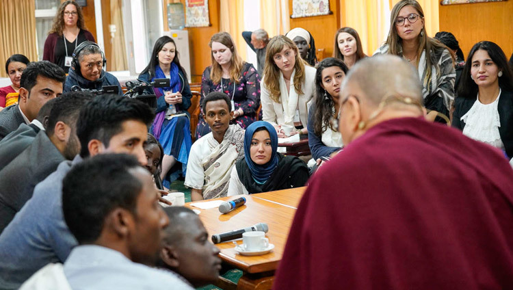 Thánh Đức Đạt Lai Lạt Ma nói chuyện với những người tham dự trong giờ giải lao dùng trà trong cuộc thảo luận với các nhà lãnh đạo trẻ đến từ các khu vực xung đột, tại Dinh thự của Ngài ở Dharamsala, HP, Ấn Độ vào 25 tháng 10, 2018. Ảnh của Thượng toạ Tenzin Jamphel