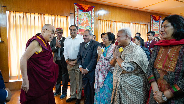 Thánh Đức Đạt Lai Lạt Ma chào hỏi các học sinh trung học Ấn Độ và giáo viên của họ khi Ngài quang lâm dự buổi gặp gỡ tại dinh thự của Ngài ở Dharamsala, HP, Ấn Độ vào 30 tháng 10, 2018. Ảnh của Thượng toạ Tenzin Jamphel