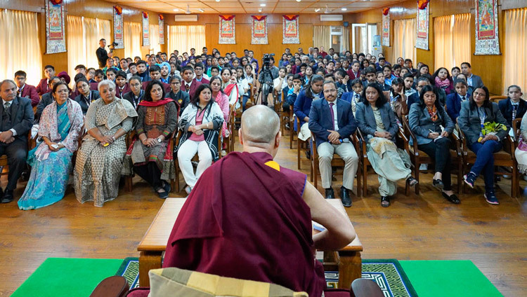 Thánh Đức Đạt Lai Lạt Ma nói chuyện với 140 học sinh và giáo viên của họ từ các trường trung học Ấn Độ, tại dinh thự của Ngài ở Dharamsala, HP, Ấn Độ vào 30 tháng 10, 2018. Ảnh của Thượng toạ Tenzin Jamphel