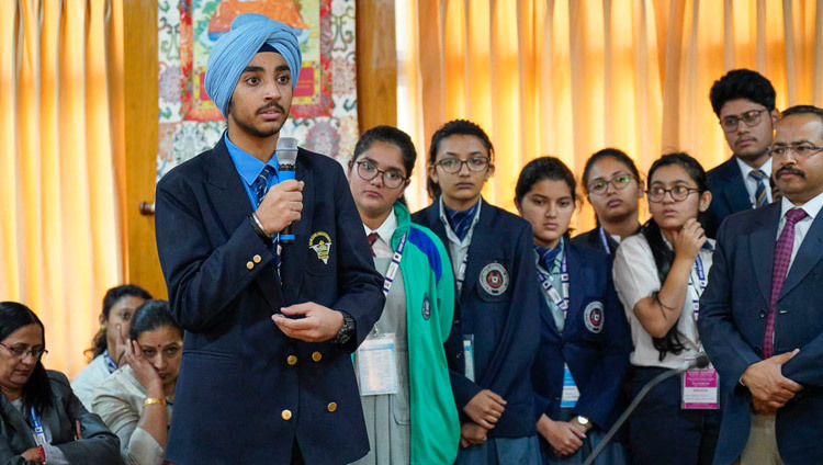 Một học sinh hỏi Thánh Đức Đạt Lai Lạt Ma một câu hỏi trong cuộc gặp gỡ của Ngài với các học sinh trung học Ấn Độ và giáo viên của họ tại dinh thự của Ngài ở Dharamsala, HP, Ấn Độ vào 30 tháng 10 2018. Ảnh của Thượng toạ Tenzin Jamphel