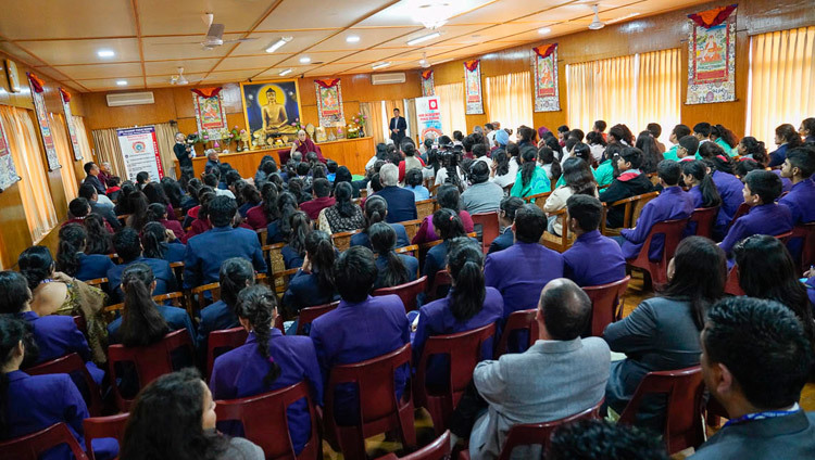 Một quang cảnh của Hội trường tại Dinh thự của Thánh Đức Đạt Lai Lạt Ma trong cuộc gặp gỡ của Ngài với các học sinh trung học Ấn Độ và giáo viên của họ ở Dharamsala, HP, Ấn Độ vào 30 tháng 10, 2018. Ảnh của Thượng toạ Tenzin Jamphel