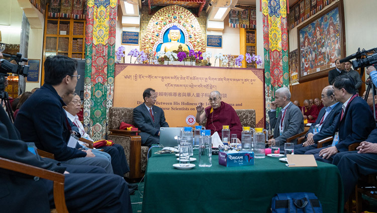 Thánh Đức Đạt Lai Lạt Ma khai mạc cuộc đối thoại với các nhà khoa học Trung Quốc về các hiệu ứng lượng tử tại Chùa Tây Tạng chính ở Dharamsala, HP, Ấn Độ vào 1 tháng 11, 2018. Ảnh của Thượng toạ Tenzin Jamphel