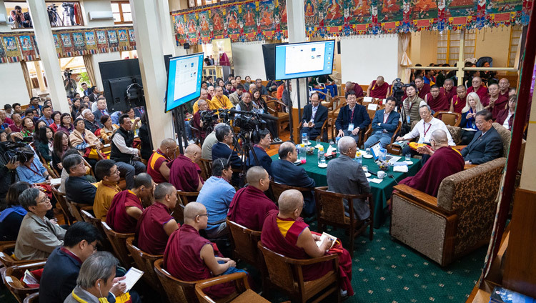 Một quang cảnh bên trong Chùa Tây Tạng Chính khi Thánh Đức Đạt Lai Lạt Ma phát biểu lời khai mạc vào ngày đối thoại đầu tiên với các nhà khoa học Trung Quốc về các hiệu ứng lượng tử ở Dharamsala, HP, Ấn Độ vào 1 tháng 11, 2018. Ảnh của Thượng toạ Tenzin Jamphel