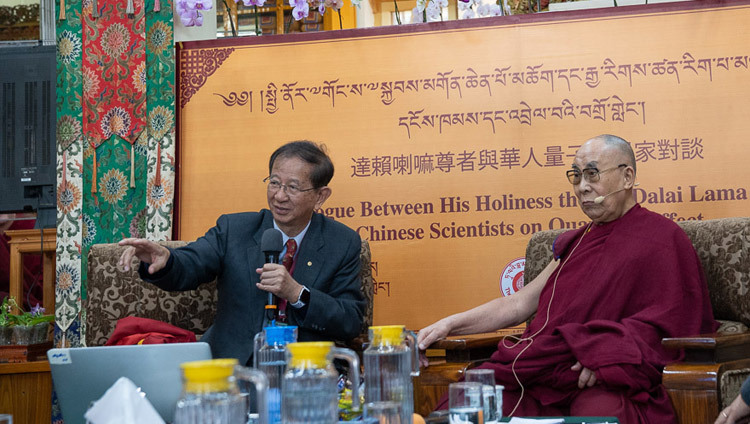 Giáo sư Yuan Tseh Lee giới thiệu những người tham dự với Thánh Đức Đạt Lai Lạt Ma vào ngày đối thoại đầu tiên với các nhà khoa học Trung Quốc về các hiệu ứng lượng tử ở Dharamsala, HP, Ấn Độ vào 1 tháng 11, 2018. Ảnh của Thượng toạ Tenzin Jamphel