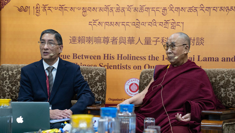 Người điều hành, Giáo sư Albert M Chang, chào mừng mọi người đến với ngày thứ hai của Cuộc đối thoại giữa Thánh Đức Đạt Lai Lạt Ma và các nhà khoa học Trung Quốc về hiệu ứng lượng tử tại Chùa Tây Tạng chính ở Dharamsala, HP, Ấn Độ vào 2 tháng 11, 2018. Ảnh của Thượng toạ Tenzin Jamphel