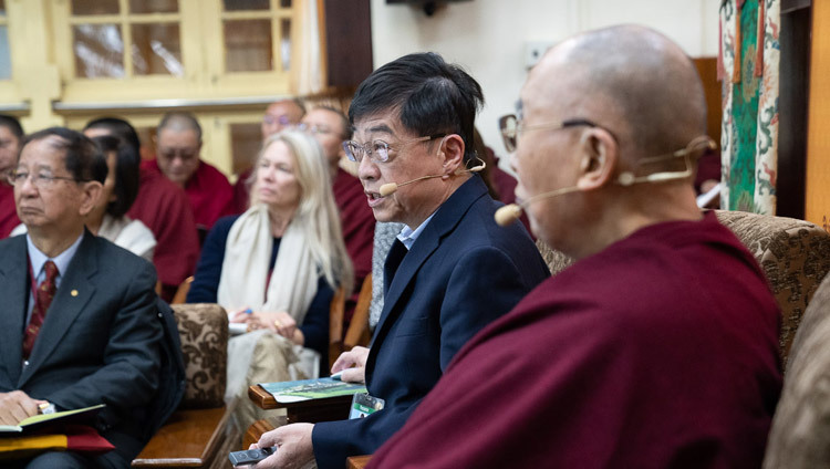 Tiến sĩ Ting-Kuo Lee nói về sự siêu dẫn trong bài thuyết trình vào ngày thứ hai của Cuộc đối thoại giữa Thánh Đức Đạt Lai Lạt Ma và các nhà khoa học Trung Quốc về hiệu ứng lượng tử tại Chùa Tây Tạng Chính ở Dharamsala, HP, Ấn Độ vào 2 tháng 11, 2018. Ảnh của Thượng toạ Tenzin Jamphel