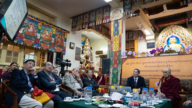 Giáo sư Albert M Chang trình bày bài thuyết trình về vận tải lượng tử vào ngày thứ hai của cuộc đối thoại giữa Thánh Đức Đạt Lai Lạt Ma và các nhà khoa học Trung Quốc về hiệu ứng lượng tử tại Chùa Tây Tạng Chính ở Dharamsala, HP, Ấn Độ vào 2 tháng 11, 2018. Ảnh của Thượng toạ Tenzin Jamphel