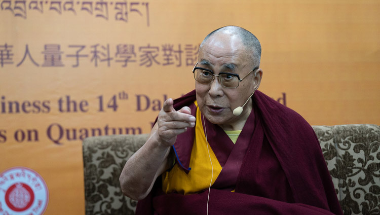 Thánh Đức Đạt Lai Lạt Ma nói chuyện trong ngày thứ hai của cuộc đối thoại với các nhà khoa học Trung Quốc về các hiệu ứng lượng tử tại Chùa Tây Tạng chính ở Dharamsala, HP, Ấn Độ vào 2 tháng 11, 2018. Ảnh của Thượng toạ Tenzin Jamphel