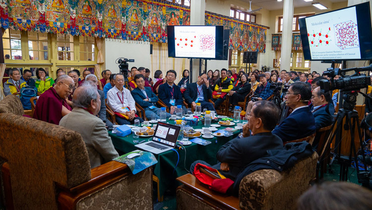 Giáo sư Chung-Yuan Mou nói về nước trong buổi thuyết trình vào ngày thứ hai của cuộc đối thoại giữa Thánh Đức Đạt Lai Lạt Ma và các nhà khoa học Trung Quốc về hiệu ứng lượng tử tại Chùa Tây Tạng Chính ở Dharamsala, HP, Ấn Độ vào 2 tháng 11, 2018. Ảnh của Thượng toạ Tenzin Jamphel