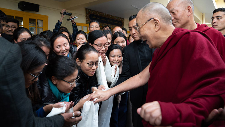 Thánh Đức Đạt Lai Lạt Ma tương tác với các thành viên của khán giả khi Ngài rời khỏi Chùa Tây Tạng Chính để trở về dinh thự của mình vào ngày thứ hai của cuộc đối thoại với các nhà khoa học Trung Quốc về các hiệu ứng lượng tử ở Dharamsala, HP, Ấn Độ vào 2 tháng 11, 2018. Ảnh của Thượng toạ Tenzin Jamphel
