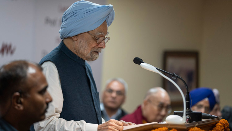 Cựu Thủ tướng Ấn Độ - Tiến sĩ Manmohan Singh phát biểu tại lễ kỷ niệm 550 năm ngày sinh của Guru Nanak ở New Delhi, Ấn Độ vào 10 tháng 11, 2018. Ảnh của Tenzin Choejor