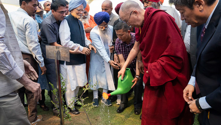 Thánh Đức Đạt Lai Lạt Ma và cựu Thủ tướng Ấn Độ - Tiến sĩ Manmohan Singh trồng cây non trên nền đất của Bhai Vir Singh Sahitya Sadan như một phần của lễ kỷ niệm 550 năm ngày sinh của Guru Nanak ở New Delhi, Ấn Độ vào 10 tháng 11, 2018. Ảnh của Tenzin Choejor