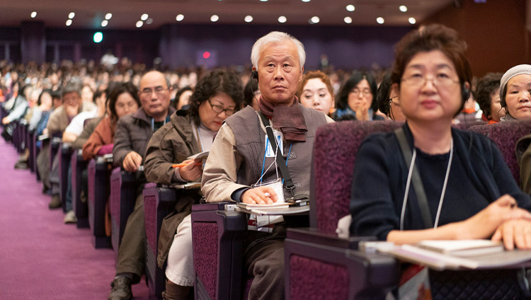 Khoảng 5000 người đang lắng nghe Thánh Đức Đạt Lai Lạt Ma trong ngày Pháp hội đầu tiên tại Hội trường Quốc gia Yokohama Pacifico ở Yokohama, Nhật Bản vào 14 tháng 11, 2018. Ảnh của Tenzin Choejor