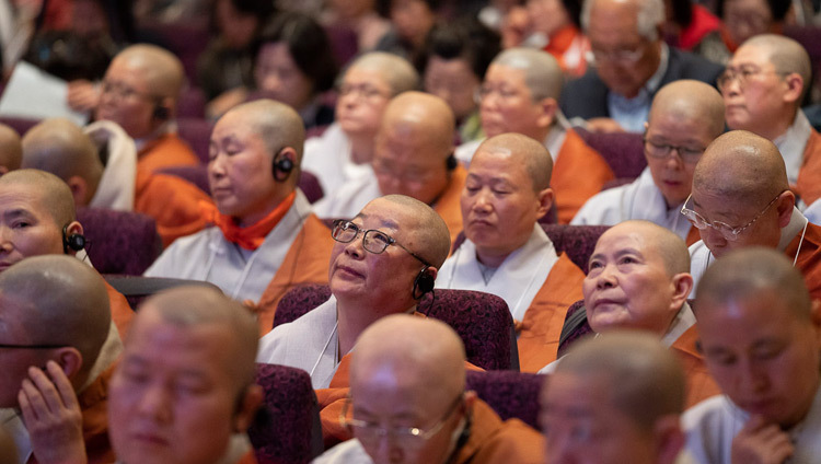 Chư Tăng Hàn Quốc đang lắng nghe Thánh Đức Đạt Lai Lạt Ma giảng dạy tại Yokohama, Nhật Bản vào 14 tháng 11, 2018. Ảnh của Tenzin Choejor