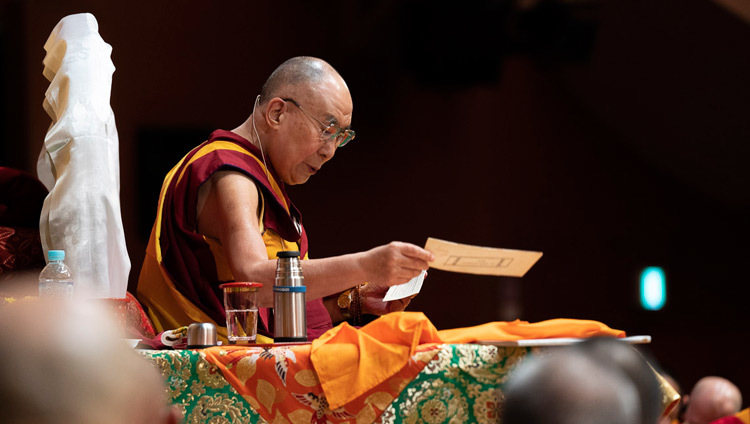 Thánh Đức Đạt Lai Lạt Ma đọc từ bản Kinh văn vào ngày đầu tiên của Pháp hội ở Yokohama, Nhật Bản vào 14 tháng 11, 2018. Ảnh của Tenzin Choejor