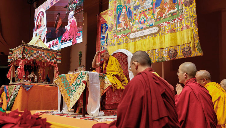 Thánh Đức Đạt Lai Lạt Ma thực hiện các nghi lễ chuẩn bị cho quán đảnh Quan Thế Âm mà Ngài sẽ truyền ở Yokohama, Nhật Bản vào 15 tháng 11, 2018. Ảnh của Tenzin Jigme