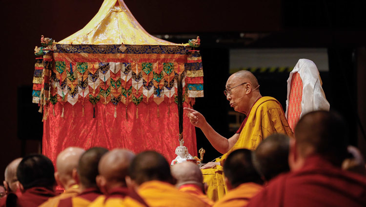Thánh Đức Đạt Lai Lạt Ma nói chuyện với khán giả vào ngày cuối cùng của Pháp hội của Ngài tại Yokohama, Nhật Bản vào 15 tháng 11, 2018. Ảnh của Tenzin Jigme