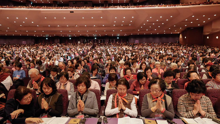Các thành viên của khán giả lắng nghe Thánh Đức Đạt Lai Lạt Ma vào ngày cuối cùng của pháp hội của Ngài ở Yokohama, Nhật Bản vào 15 tháng 11, 2018. Ảnh của Tenzin Jigme