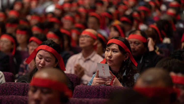 Các thành viên của khán giả đeo băng bịt mắt theo nghi lễ trong lễ truyền quán đảnh Quán Thế Âm do Thánh Đức Đạt Lai Lạt Ma ban cho vào ngày cuối cùng của Pháp hội tại Yokohama, Nhật Bản vào 15 tháng 11, 2018. Ảnh của Tenzin Choejor