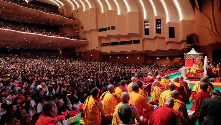 Thánh Đức Đạt Lai Lạt Ma truyền quán đảnh Quán Thế Âm tại Hội trường Quốc gia Pacifico Yokohama vào ngày cuối cùng của Pháp hội của Ngài tại Yokohama, Nhật Bản vào 15 tháng 11, 2018. Ảnh của Tenzin Jigme