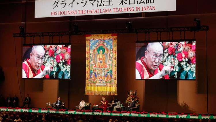 Thánh Đức Đạt Lai Lạt Ma phát biểu lời khai mạc khi bắt đầu cuộc đối thoại với các nhà khoa học tại Hội trường Quốc gia ở Yokohama, Nhật Bản vào 16 tháng 11, 2018. Ảnh của Tenzin Jigme