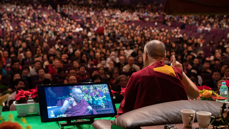 Thánh Đức Đạt Lai Lạt Ma giải thích cho khán giả tại Hội trường Quốc hội khi bắt đầu Cuộc đối thoại giữa Khoa học Hiện đại và Khoa học Phật giáo ở Yokohama, Nhật Bản vào 16 tháng 11, 2018. Ảnh của Tenzin Choejor