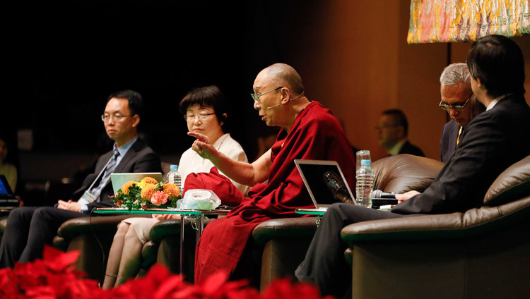 Thánh Đức Đạt Lai Lạt Ma bình luận về bài thuyết trình của nhà thần kinh học Tiến sĩ Iriki Atsushi trong cuộc đối thoại giữa Khoa học hiện đại và Khoa học Phật giáo ở Yokohama, Nhật Bản vào 16 tháng 11, 2018. Ảnh của Tenzin Jigme