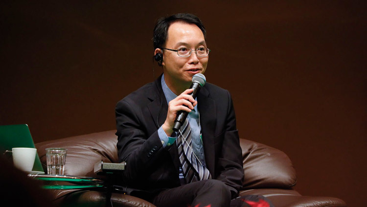 Tiến sĩ Chong-Sun Chu, một nhà vật lý lượng tử đến từ Đài Loan, nói về cách vũ trụ hoạt động tại Cuộc đối thoại giữa Khoa học hiện đại và Khoa học Phật giáo ở Yokohama, Nhật Bản vào 16 tháng 11, 2018. Ảnh của Tenzin Jigme