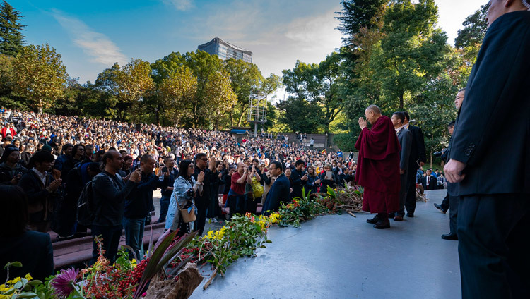 Thánh Đức Đạt Lai Lạt Ma quang lâm đến khán đài tại Hội trường Hòa nhạc ngoài trời Hibiya ở Tokyo, Nhật Bản vào 17 tháng 11, 2018. Ảnh của Tenzin Choejor