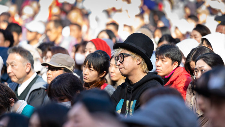 Các thành viên của khán giả hơn 2.800 người đang lắng nghe Thánh Đức Đạt Lai Lạt Ma phát biểu tại Hội trường Hòa nhạc ngoài trời Hibiya ở Tokyo, Nhật Bản vào 17 tháng 11, 2018. Ảnh của Tenzin Choejor