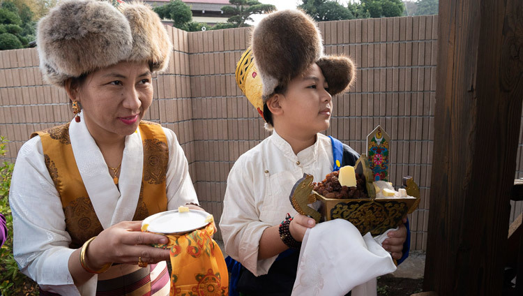 Các thành viên của Viện Sherab Kyetsel Ling đang chờ Thánh Đức Đạt Lai Lạt Ma quang lâm để cúng dường sự cung đón theo truyền thống 'chema changpu' của Tây Tạng ở Chiba, Nhật Bản vào 18 tháng 11, 2018. Ảnh của Tenzin Choejor