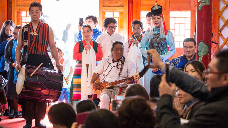 Các nhạc sĩ Tây Tạng và Mông Cổ biểu diễn tại buổi lễ khánh thành tại Học viện Sherab Kyetsel Ling tại Chiba, Nhật Bản vào 18 tháng 11, 2018. Ảnh của Tenzin Jigme