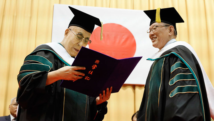 Hiệu trưởng trường Đại học Reitaku - Mototaka Hiroike dâng tặng Thánh Đức Đạt Lai Lạt Ma bằng Tiến sĩ Văn học danh dự tại Đại học Reitaku ở Chiba, Nhật Bản vào 19 tháng 11, 2018. Ảnh của Tenzin Jigme