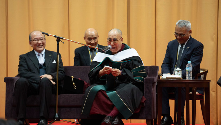 Thánh Đức Đạt Lai Lạt Ma giải thích cho khán giả tại Đại học Reitaku ở Chiba, Nhật Bản vào 19 tháng 11, 2018. Ảnh của Tenzin Choejor