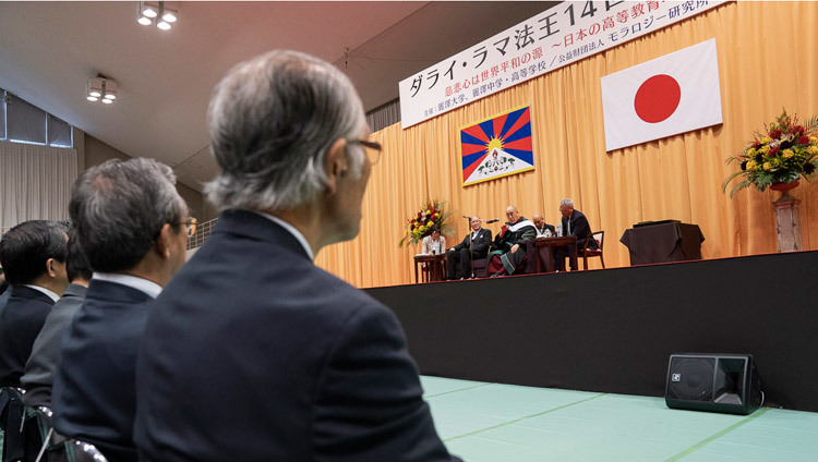 Thánh Đức Đạt Lai Lạt Ma nói chuyện với hơn 1700 sinh viên, giảng viên và phụ huynh tại Đại học Reitaku ở Chiba, Nhật Bản vào 19 tháng 11, 2018. Ảnh của Tenzin Choejor