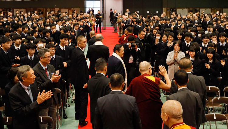 Thánh Đức Đạt Lai Lạt Ma chào mừng các thành viên của khán giả khi Ngài rời khỏi Hội trường sau buổi nói chuyện tại Đại học Reitaku ở Chiba, Nhật Bản vào 19 tháng 11, 2018. Ảnh của Tenzin Jigme