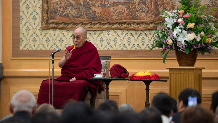 hánh Đức Đạt Lai Lạt Ma nói chuyện với hơn 300 người Tây Tạng và Bhutan ở Tokyo, Nhật Bản vào 20 tháng 11, 2018. Ảnh của Tenzin Choejor