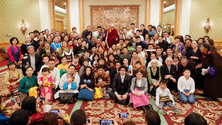 Thánh Đức Đạt Lai Lạt Ma chụp ảnh nhóm sau cuộc gặp gỡ với các thành viên của cộng đồng Tây Tạng và Bhutan ở Tokyo, Nhật Bản vào 20 tháng 11, 2018. Ảnh của Tenzin Choejor