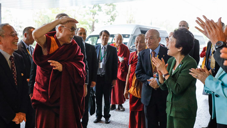 Thánh Đức Đạt Lai Lạt Ma quang lâm đến Khu phức hợp Quốc hội Nhật Bản trong cuộc gặp gỡ với các thành viên của Nhóm “Nghị viện toàn Đảng Nhật Bản vì Tây Tạng” tại Tokyo vào 20 tháng 11, 2018. Ảnh của Tenzin Jigme