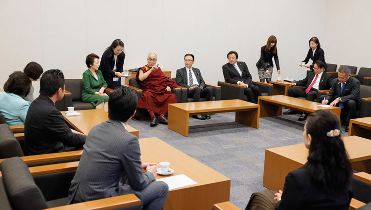 Thánh Đức Đạt Lai Lạt Ma gặp gỡ không chính thức với các thành viên của Nhóm “Nghị viện toàn Đảng Nhật Bản vì Tây Tạng” tại khu phức hợp Quốc hội Nhật Bản ở Tokyo, Nhật Bản vào 20 tháng 11, 2018. Ảnh của Tenzin Jigme