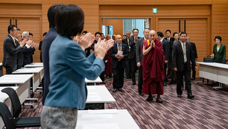 Thánh Đức Đạt Lai Lạt Ma đến dự một cuộc gặp gỡ chính thức với Nhóm “Nghị viện toàn Đảng Nhật Bản vì Tây Tạng” tại khu phức hợp Quốc hội Nhật Bản ở Tokyo, Nhật Bản vào 20 tháng 11, 2018. Ảnh của Tenzin Choejoe