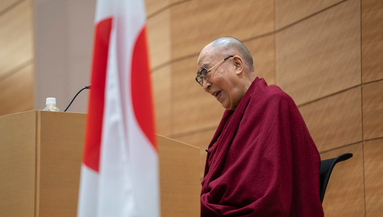 Thánh Đức Đạt Lai Lạt Ma nói chuyện với Nhóm Nghị viện Toàn Đảng Nhật Bản vì Tây Tạng tại khu phức hợp Quốc hội Nhật Bản ở Tokyo, Nhật Bản vào 20 tháng 11, 2018. Ảnh của Tenzin Choejor